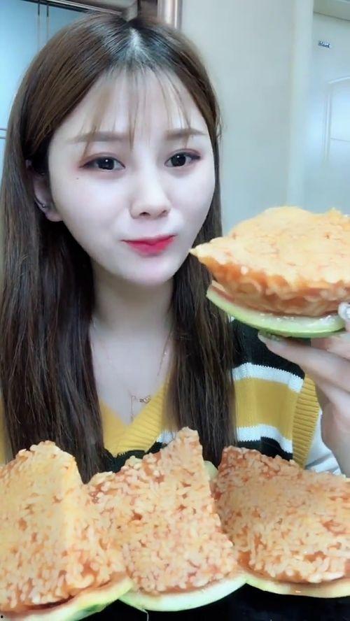 网红晨曦姐姐吃瓜